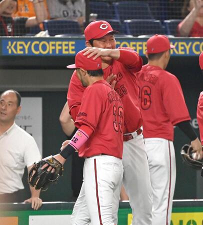 　巨人に勝利し、菊池の頭をなでる新井監督