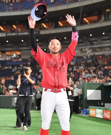 　ヒーローインタビューを終えレフトスタンドの祝福に応える菊池（撮影・開出牧）