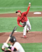 　１回、力投する佐藤柳。打者・丸（撮影・開出牧）