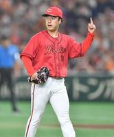 　３回、泉口のハーフスイングをアピールし空振り三振に打ち取る佐藤柳（撮影・開出牧）