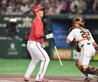 　１回、見逃し三振に倒れた中村奨（左）。捕手・小林（撮影・開出牧）