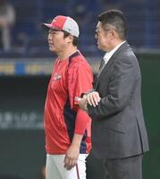 　試合前、元広島監督の佐々岡真司氏（右）と談笑する新井監督（撮影・開出牧）