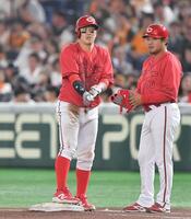 　４回、サードへの内野安打で出塁した小園（左）＝撮影・開出牧
