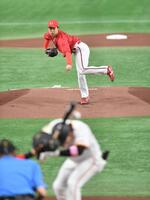 　１回、佐藤柳（後方）の変化球がすっぽ抜け丸（手前）のバットに当たる（撮影・開出牧）