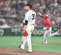 　６回、中村奨（後方）に同点の左越えソロを打たれた赤星（撮影・開出牧）