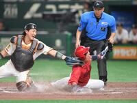 　９回、菊池の中前適時打で二塁から逆転のホームへ滑り込む野間（右）。捕手・小林（撮影・開出牧）