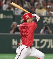 　９回、菊池が中前に２点打を放つ