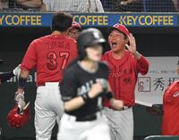 　９回表、菊池の２点打で生還した二走野間を迎える新井監督
