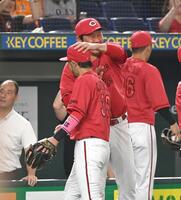 　巨人に勝利し、菊池の頭をなでる新井監督