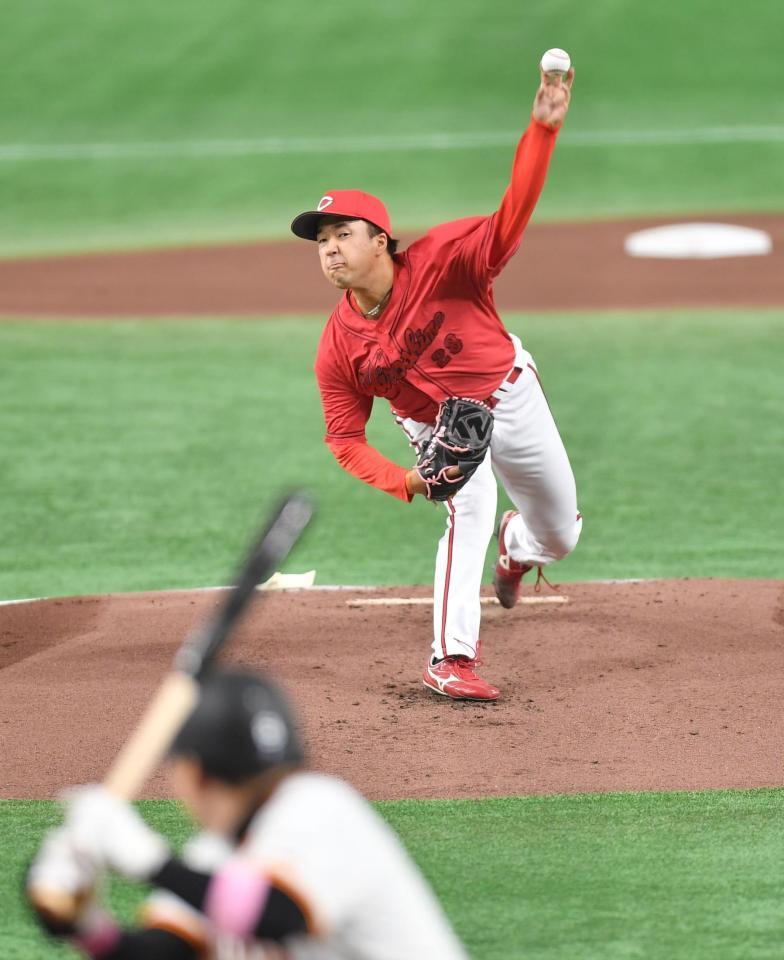 　１回、力投する佐藤柳。打者・丸（撮影・開出牧）