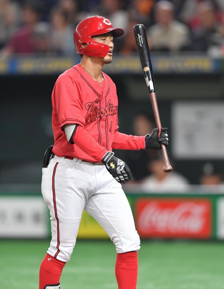 　４回、見逃し三振に倒れ悔しさをにじませる矢野（撮影・開出牧）