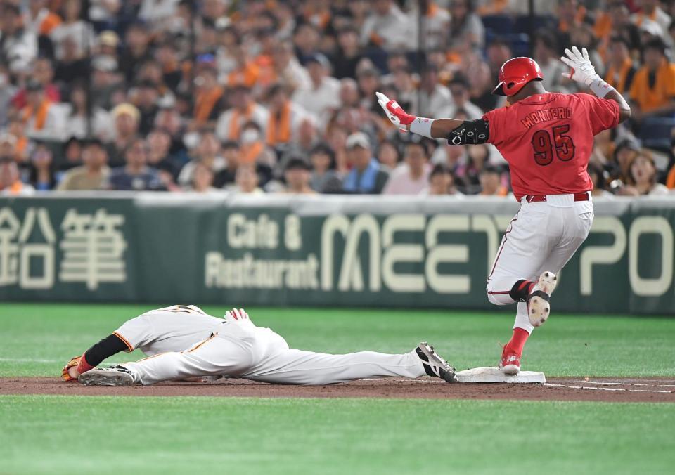 　２回、坂本の悪送球で出塁するモンテロ（右）。一塁手・増田陸（撮影・開出牧）