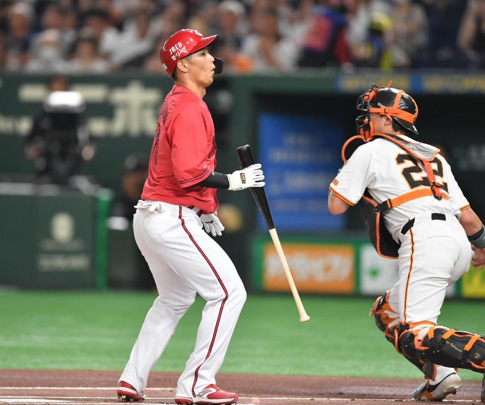 　１回、見逃し三振に倒れた中村奨（左）。捕手・小林（撮影・開出牧）