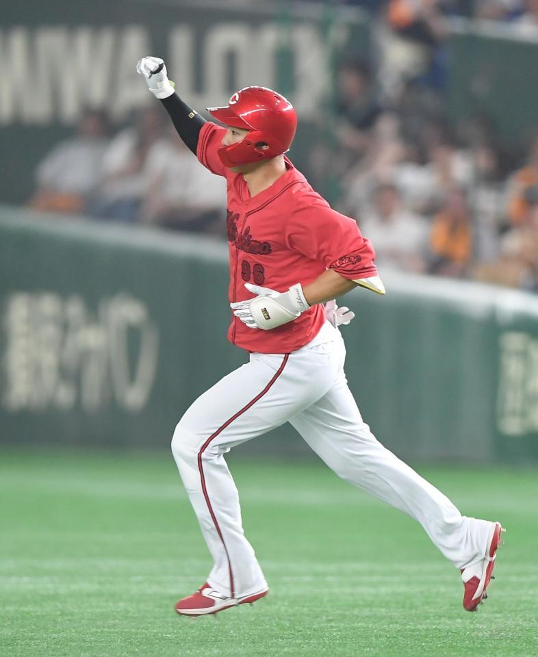 　６回、同点の左越えソロを放ちガッツポーズを決める中村奨（撮影・開出牧）