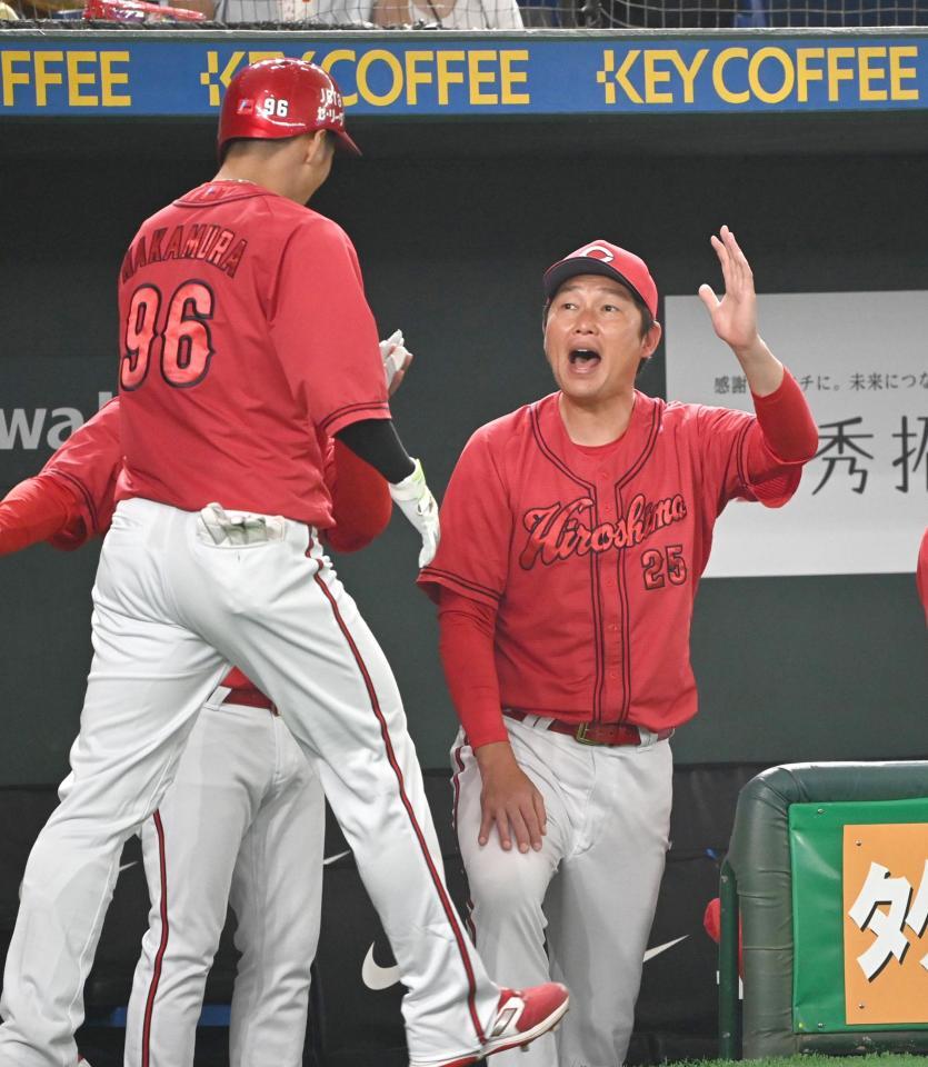 　６回表、本塁打を放った中村奨を迎える新井監督