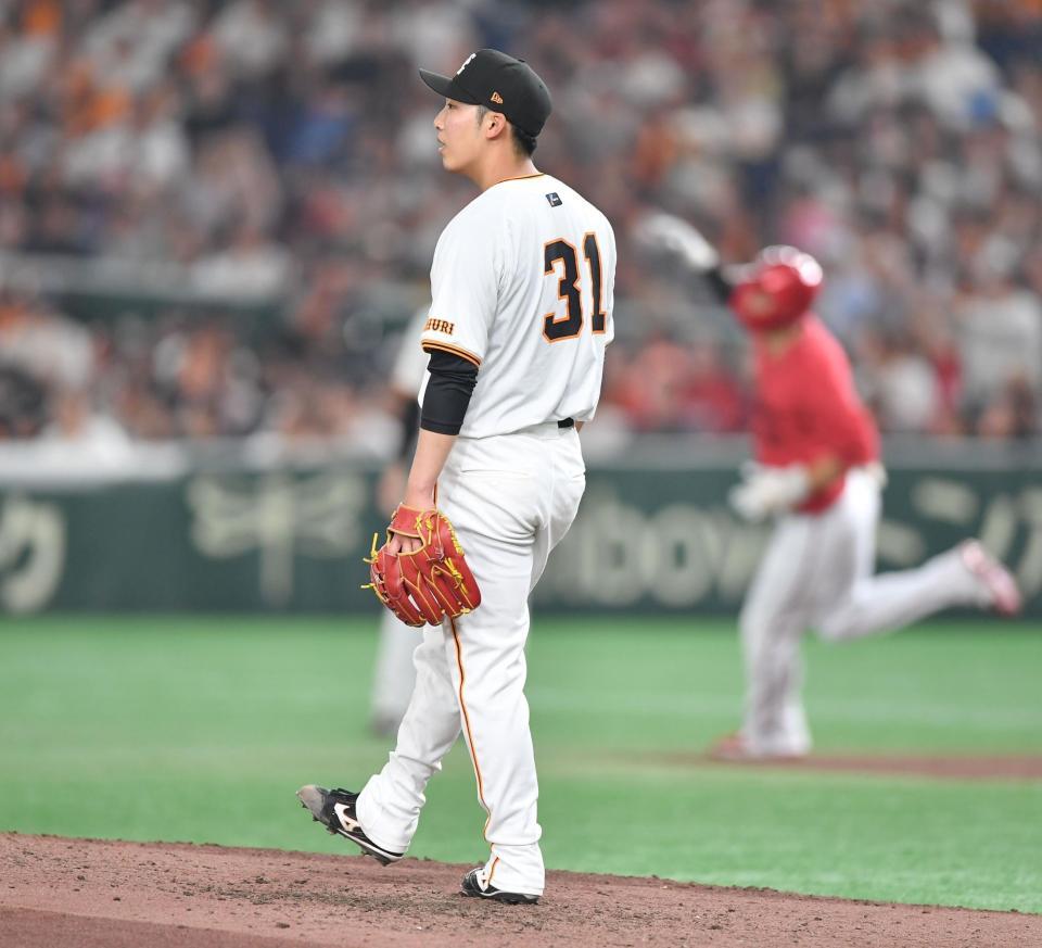 　６回、中村奨（後方）に同点の左越えソロを打たれた赤星（撮影・開出牧）