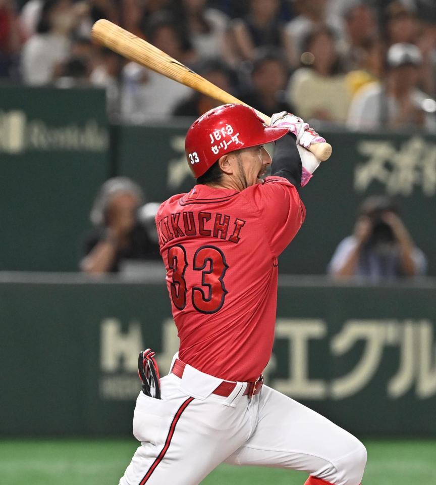 　９回、菊池が中前に２点打を放つ