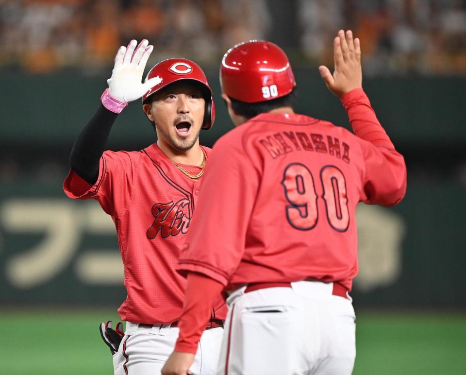 　９回表、２点打を放ちタッチを交わす菊池