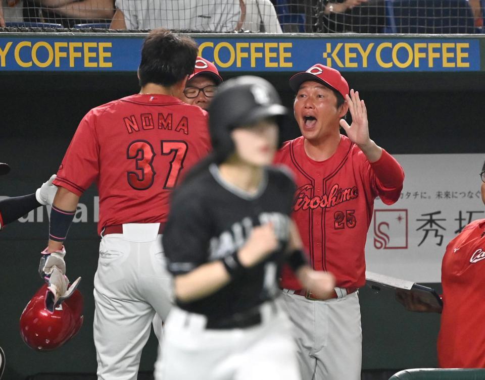 　９回表、菊池の２点打で生還した二走野間を迎える新井監督