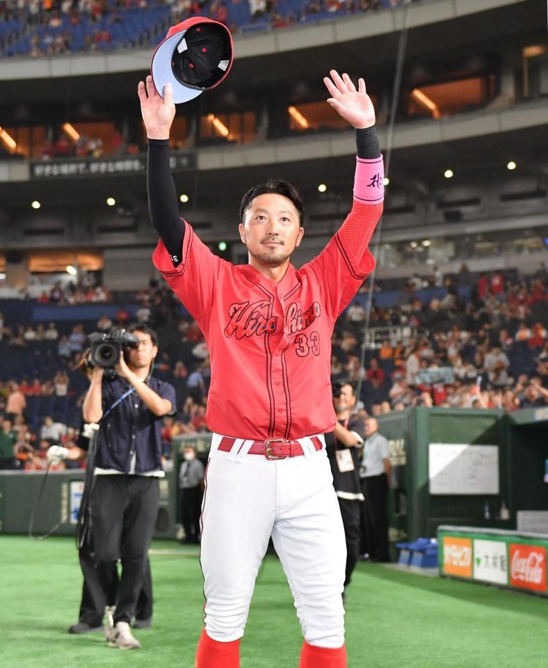 　ヒーローインタビューを終えレフトスタンドの祝福に応える菊池（撮影・開出牧）