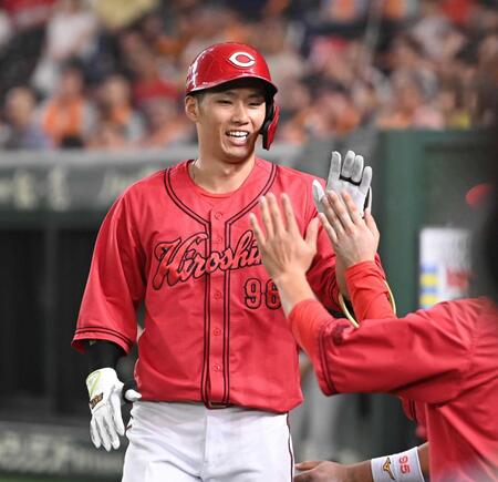 　６回、同点の４号ソロを放ちナインとタッチを交わす中村奨（撮影・開出牧）
