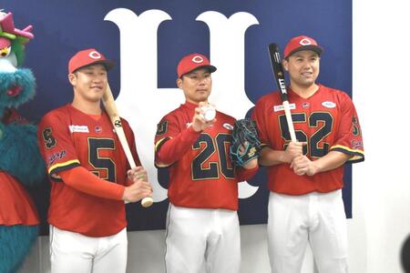 　限定ユニホームのお披露目会見に出席した（左から）小園、栗林、末包