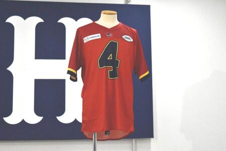 　発表された限定ユニホームの前面（背番号４）