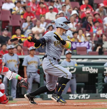 　１回、バットを折りながら中前２点タイムリーを放つ佐藤輝（撮影・市尻達拡）