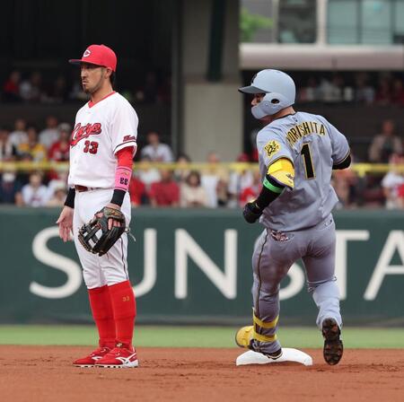 　１回、四球で出塁し、床田の暴投で二塁へ進む森下（撮影・市尻達拡）