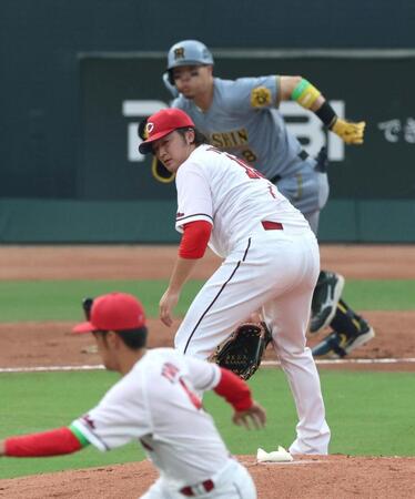 【写真】バット折られてもしぶとい佐藤輝　初回から異例の前進守備の二遊間を破る