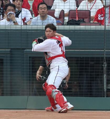 　１回、床田の暴投したボールを拾い、送球する仕草を見せる坂倉（撮影・北村雅宏）