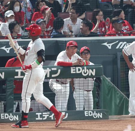 　４回、空振り三振に倒れてベンチに戻るモンテロ（左）と新井監督（中央）＝撮影・北村雅宏