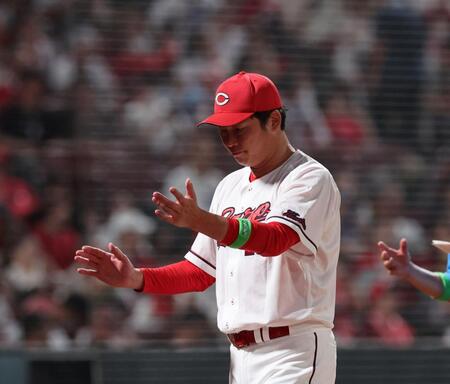 　５回の守備を前に、投手交代を告げ、ベンチに戻る新井監督（撮影・市尻達拡）