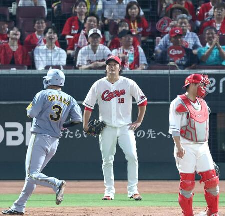 　４回、前川に適時二塁打を浴びた床田（中央）＝撮影・北村雅宏