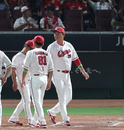 　阪神に敗れ、整列する新井監督（中央）＝撮影・北村雅宏