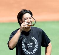 　練習中に笑顔を見せる床田（撮影・市尻達拡）