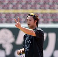 　キャッチボールで、リリースの感覚などを話す床田（撮影・市尻達拡）