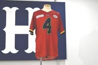 　発表された限定ユニホームの前面（背番号４）