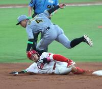 　2回、二盗を決める菊池（下）＝撮影・北村雅宏