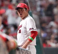 　５回の守備を前に投手交代を告げ、ベンチに戻る新井監督（撮影・市尻達拡）