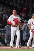 　阪神に敗れ、スタンドにあいさつする新井監督（撮影・市尻達拡）