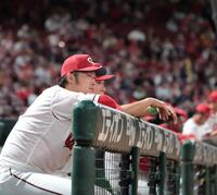 　８回、スコアボードに視線を送る床田（撮影・市尻達拡）