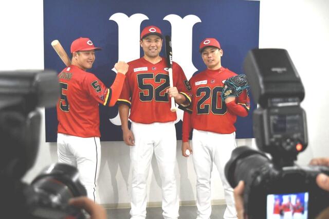 広島が4年ぶりの限定ユニホームを発表 野球とアメリカンフットボール