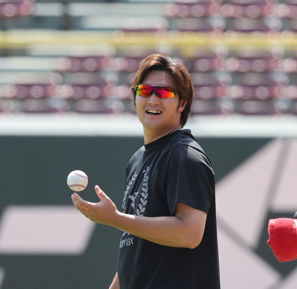 　キャッチボールで、笑顔を見せる床田（撮影・市尻達拡）