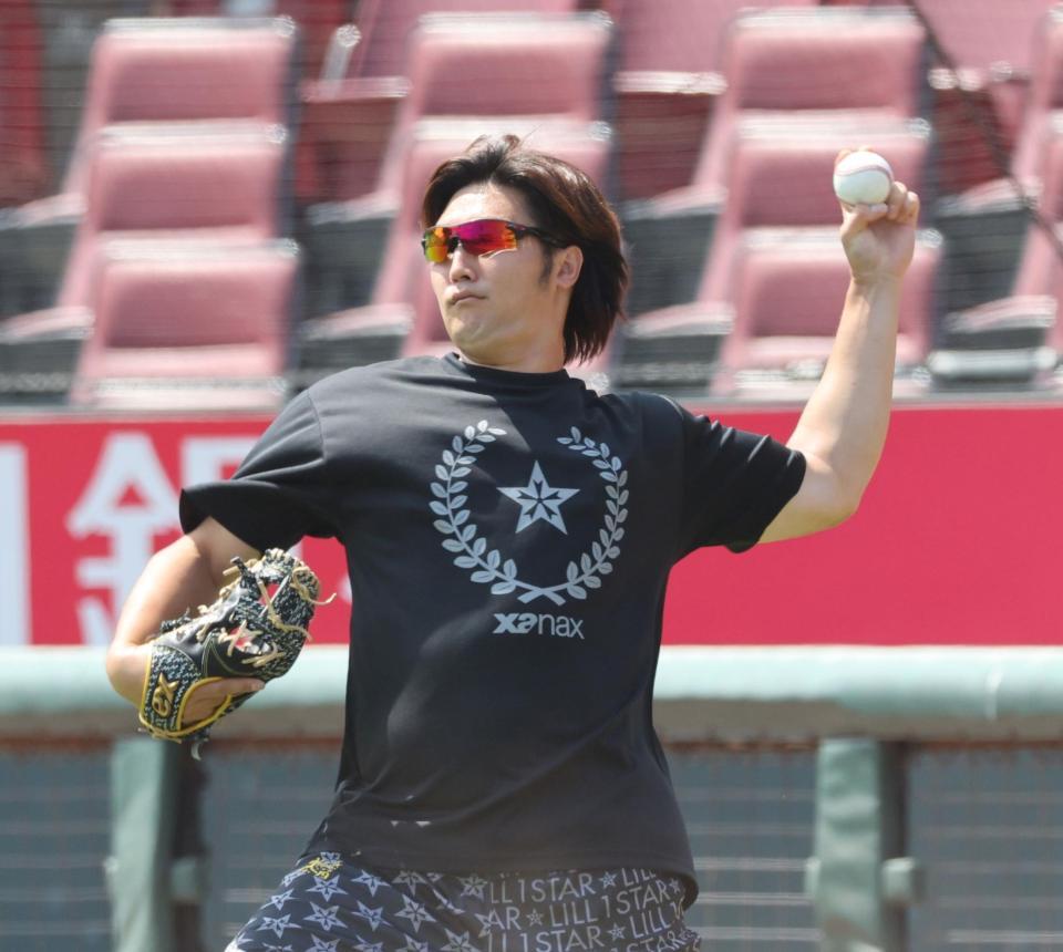 　キャッチボールをする床田（撮影・市尻達拡）