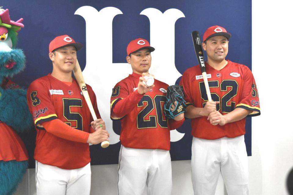 　限定ユニホームのお披露目会見に出席した（左から）小園、栗林、末包