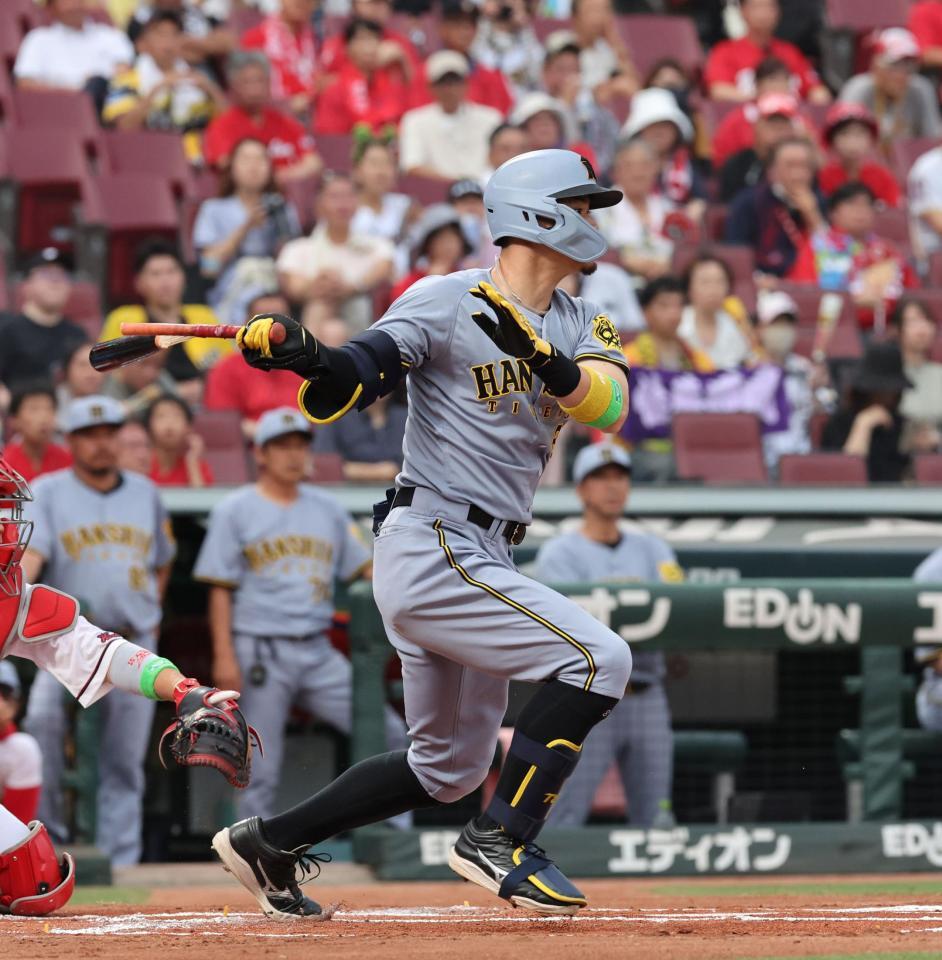 　１回、バットを折りながら中前２点タイムリーを放つ佐藤輝（撮影・市尻達拡）