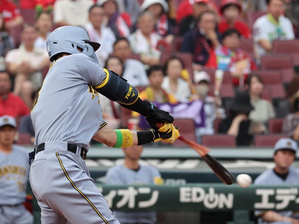 　１回、バットを折りながら中前２点タイムリーを放つ佐藤輝（撮影・市尻達拡）