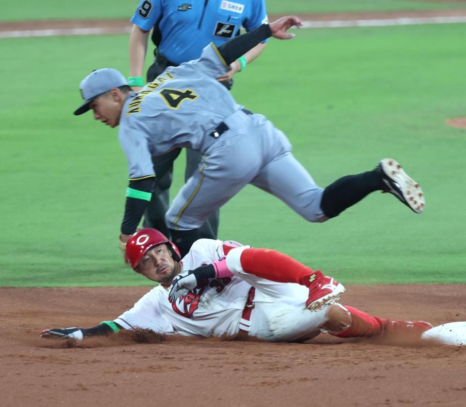 　2回、二盗を決める菊池（下）＝撮影・北村雅宏