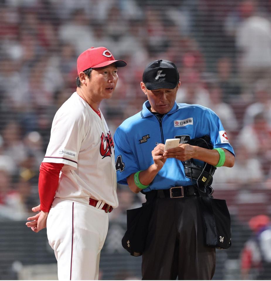 　５回の守備を前に、投手交代を告げる新井監督（撮影・市尻達拡）